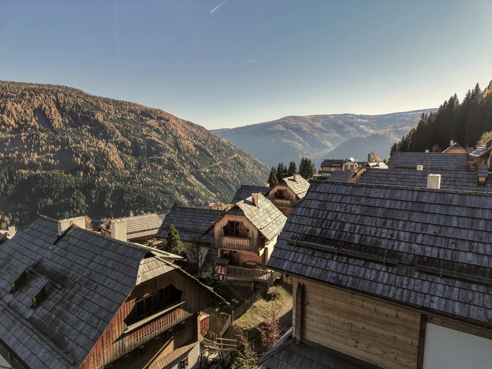 Chalets des Almresorts Am Hochfalk im Sommer, Blick über die Nockberge